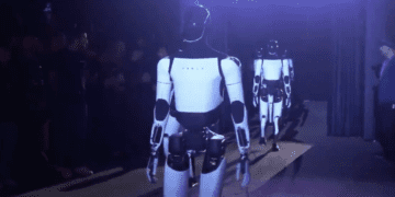 Elon Musk Lanza a Optimus: El Robot que Cuidará a tus Hijos y Tu Hogar